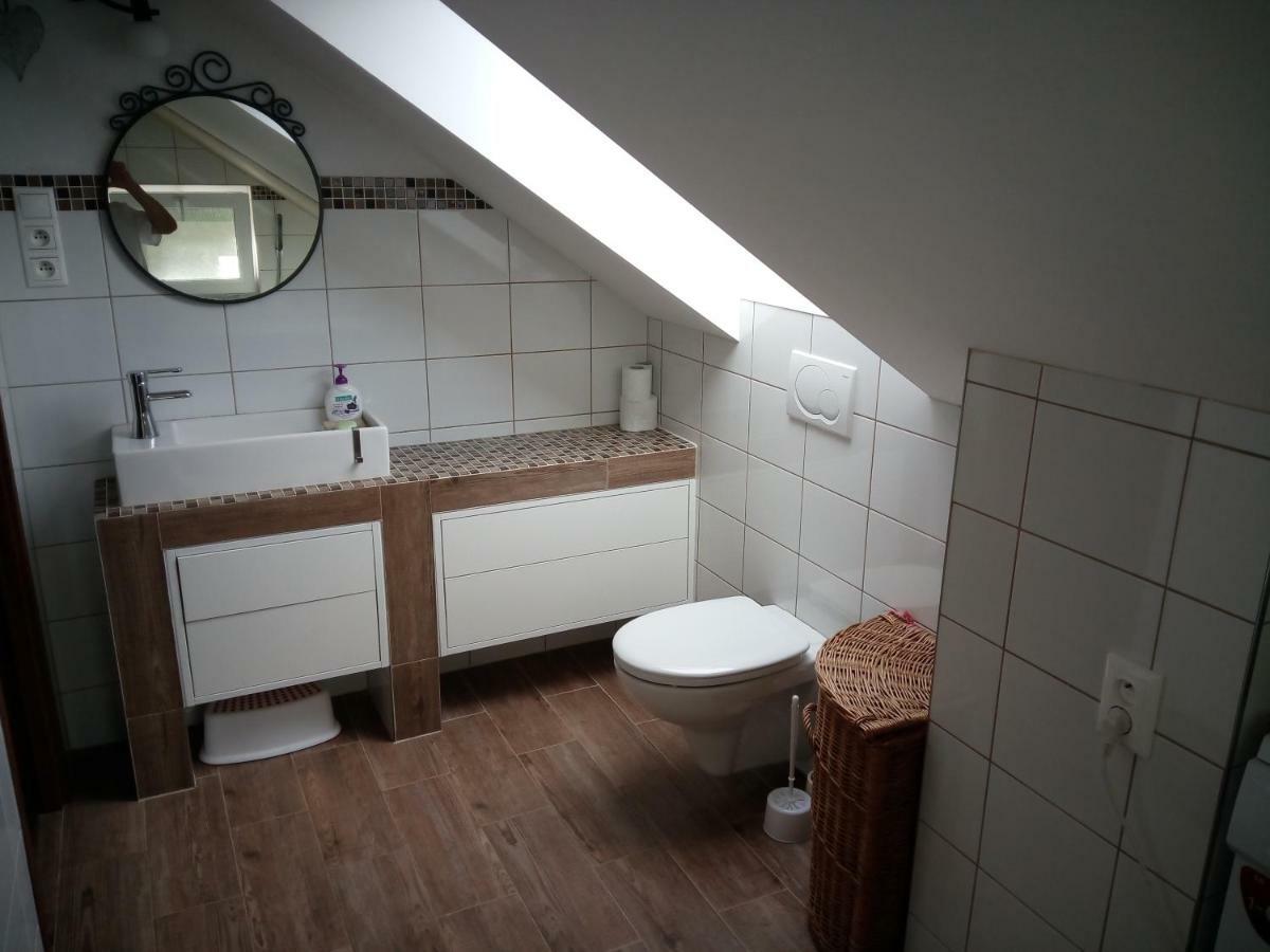 Walnut Apartment With Sauna And Pond Топольчани Экстерьер фото